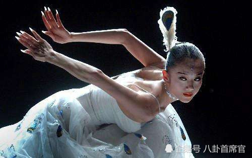 我一直很佩服的舞蹈演员就是杨丽萍,从小父母就离婚了,家里还有3个
