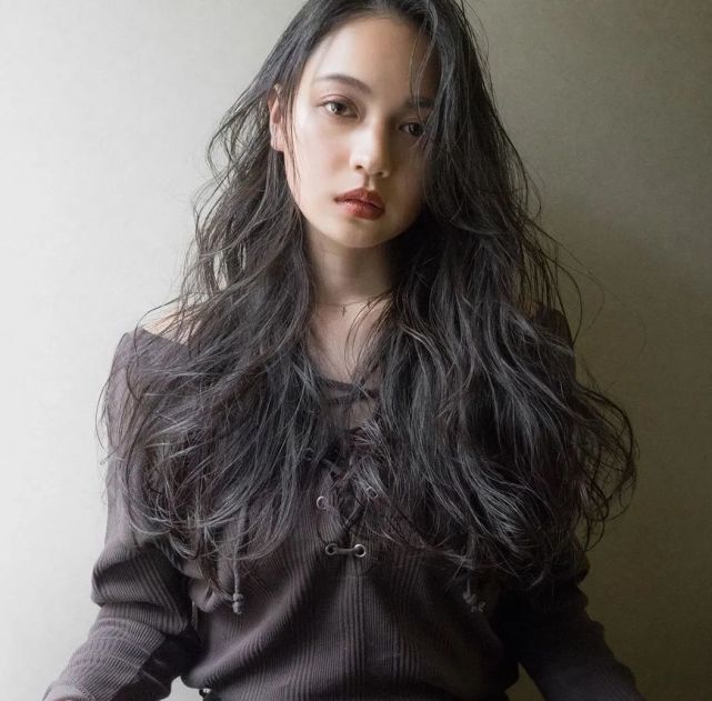 高层次c字卷 如果你是个懒妹子,又想甜酷甜酷的,这款发发型不要太