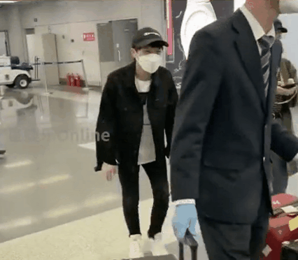 周深独自现身机场求跟拍者放过举手哈腰颇为无奈