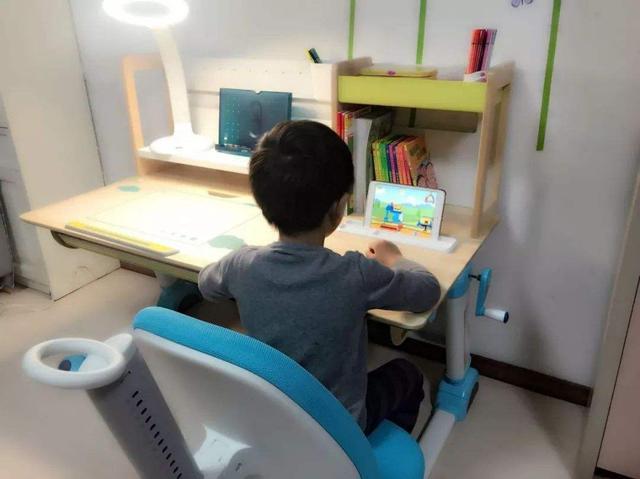 孩子上网课时,总忍不住玩手机?3招轻松让孩子懂得自律
