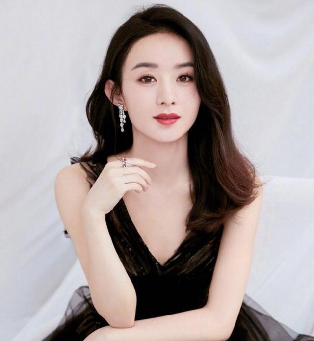 婚后的赵丽颖也开始了浓妆艳抹,大红唇配黑裙,再加上一头秀发,她的