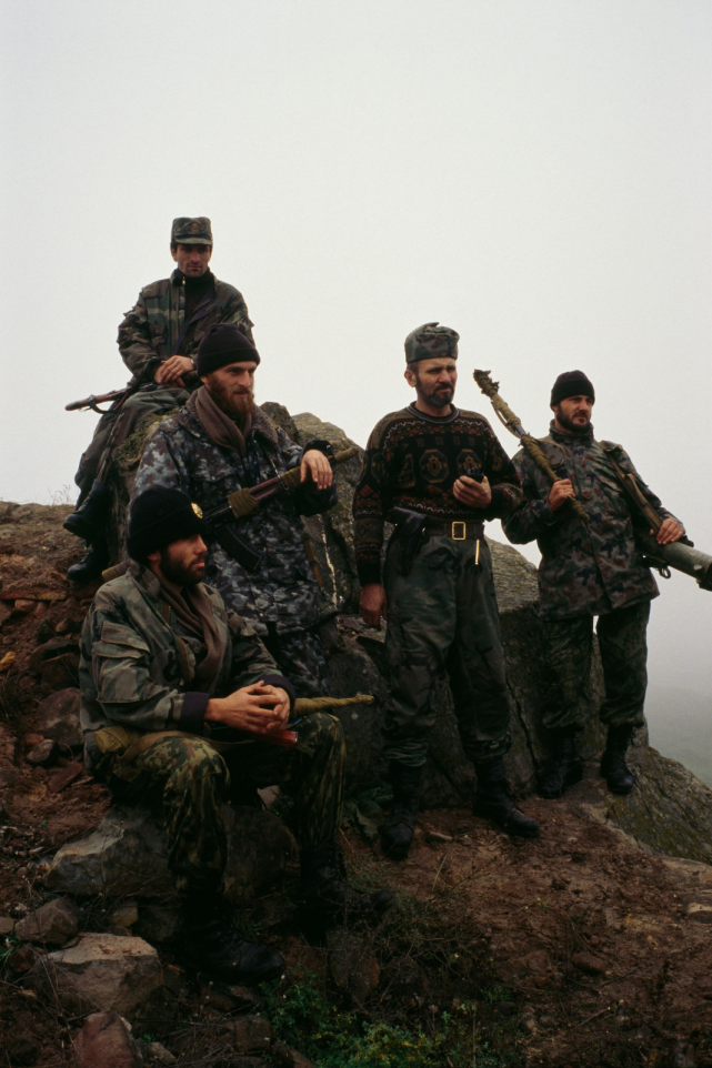 10月期间,5名持有多种单兵轻重武器的车臣军人.