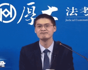 ▼相信世界上存在正义并坚定地追寻它看到这,是不是对罗翔教授的敬意