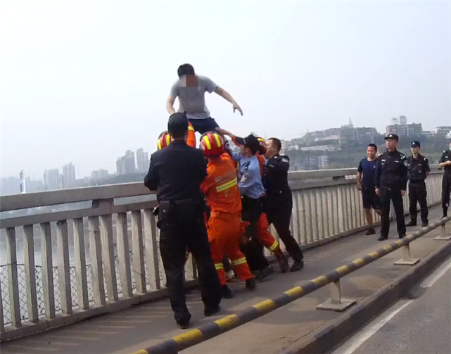 泸州长江大桥:因生活琐事男子欲跳桥轻生