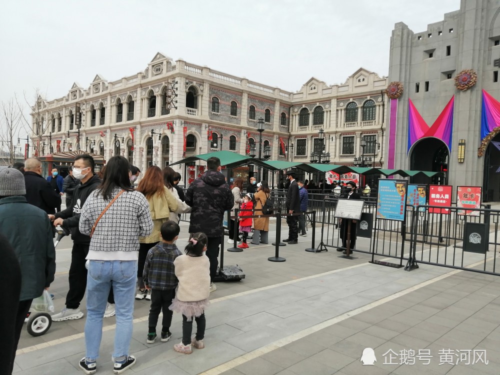 郑州中牟:阳春三月,电影小镇开门迎客,游客络绎不绝