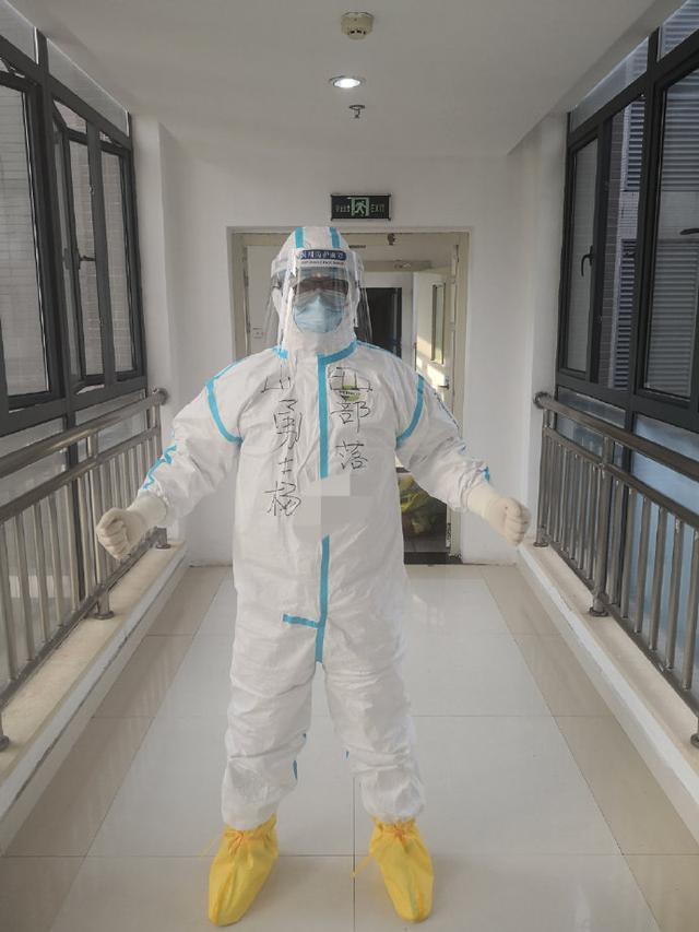 对对对,就是身穿防护服贼霸气的那位!他战胜病毒回来啦!