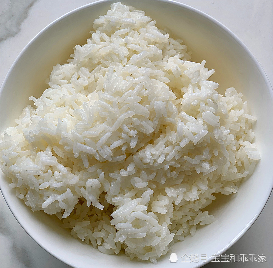 6,再来把一大碗剩米饭准备好.