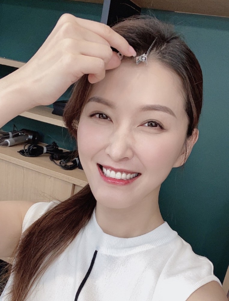 徐洁儿复工晒九宫格美照 搞怪卖萌气色好