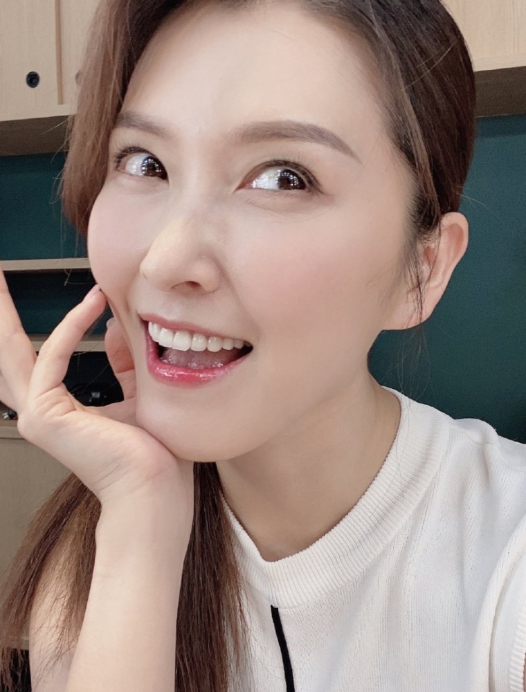 徐洁儿复工晒九宫格美照 搞怪卖萌气色好