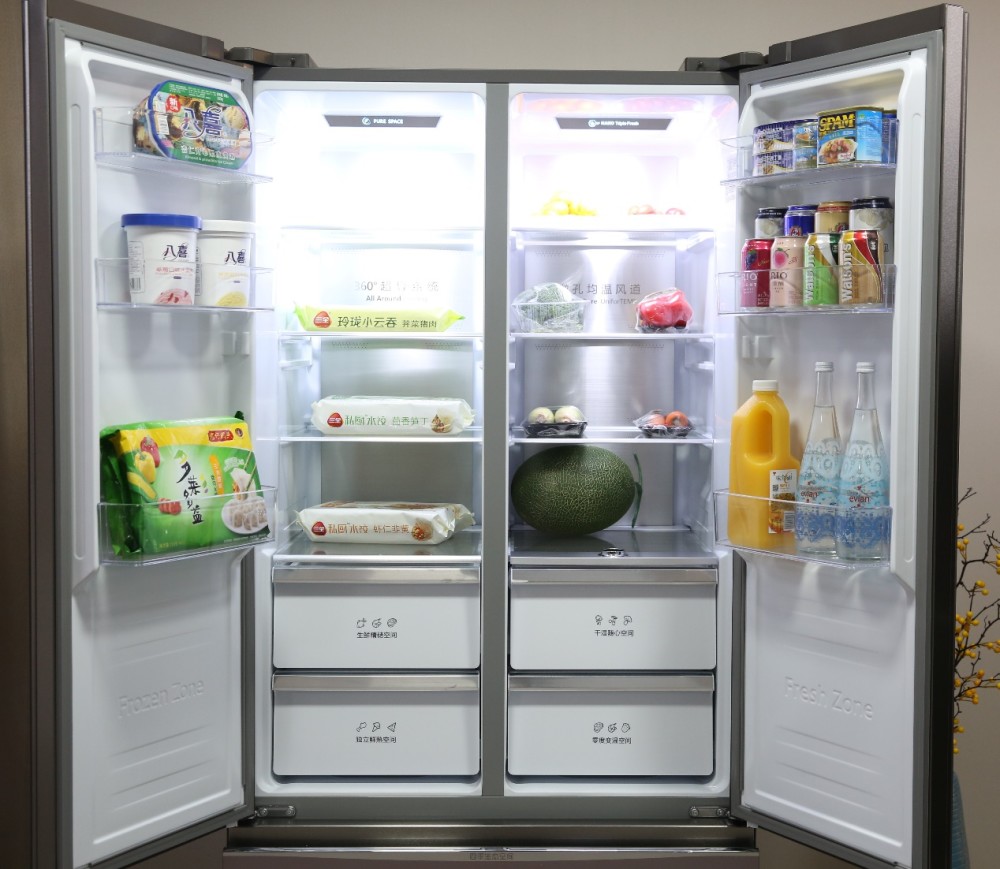 这款冰箱采用了中式多门的设计,左上侧室冷冻室,右上侧是冷藏室,下边