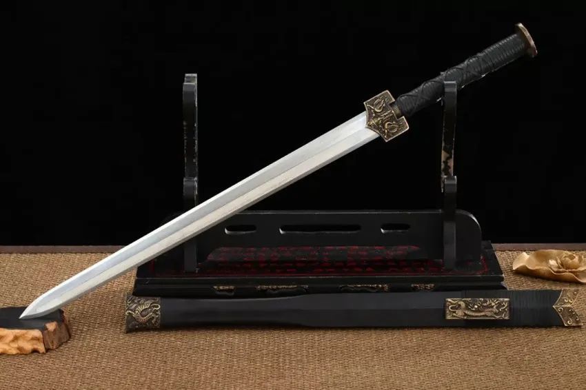 的战场用剑,其本身设计体现着秦汉时期大气的风格,给人一种正气和霸气