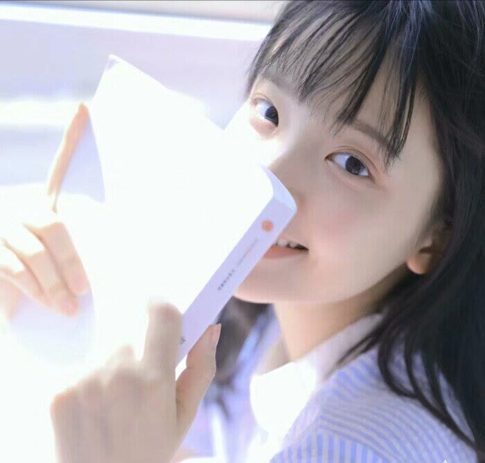 女孩精致的妆容,当她摘下口罩之后,有一点惊叹,这到底是什么神仙颜值