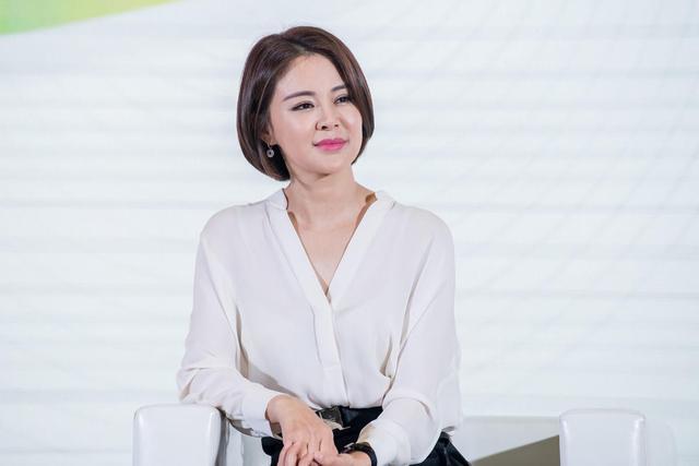 关悦换一次发型就火一次，剪了波波头穿白衬衫，“显贵”10倍不止