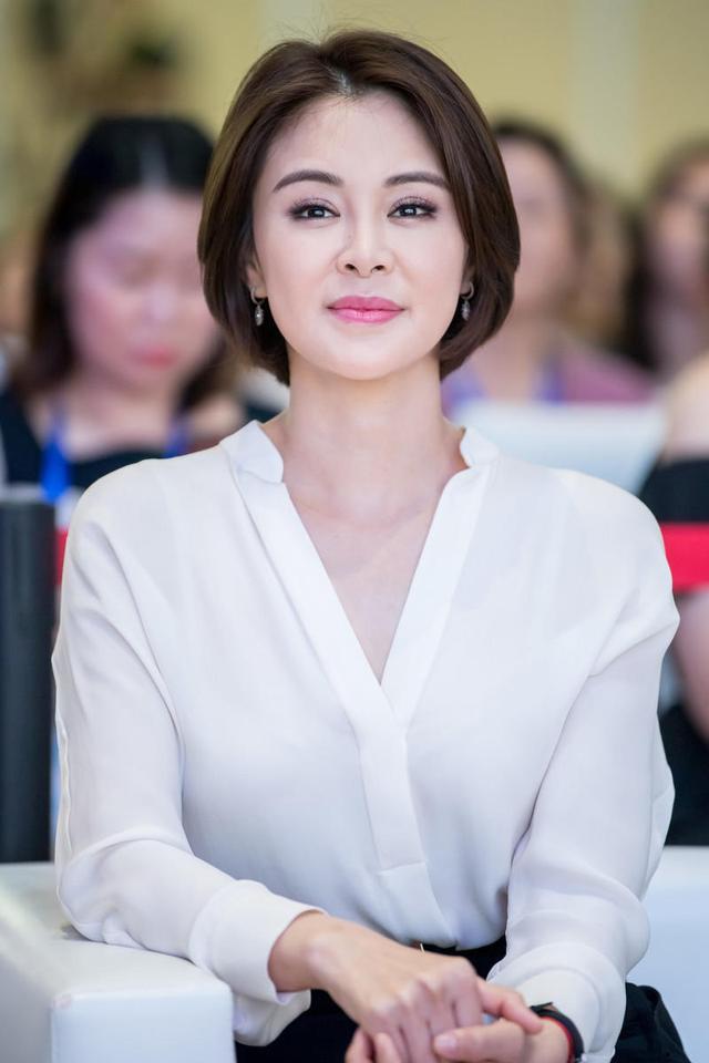 关悦换一次发型就火一次，剪了波波头穿白衬衫，“显贵”10倍不止