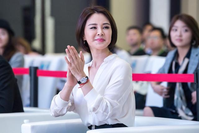 关悦换一次发型就火一次，剪了波波头穿白衬衫，“显贵”10倍不止