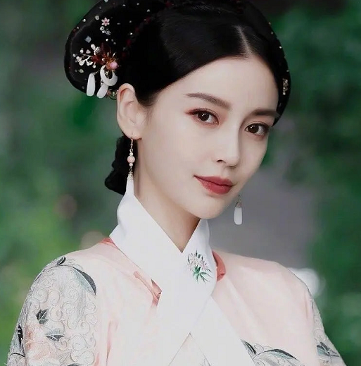 女星清宫造型大比拼:杨颖温婉,李沁高冷,最后一位美成