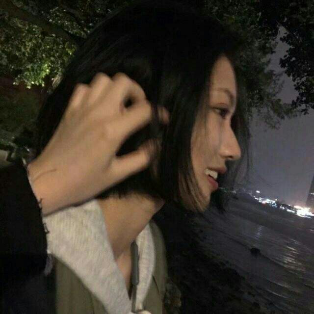 伤感女生头像:我要及时止损啦,总不能耗尽一生,换你一句有可能