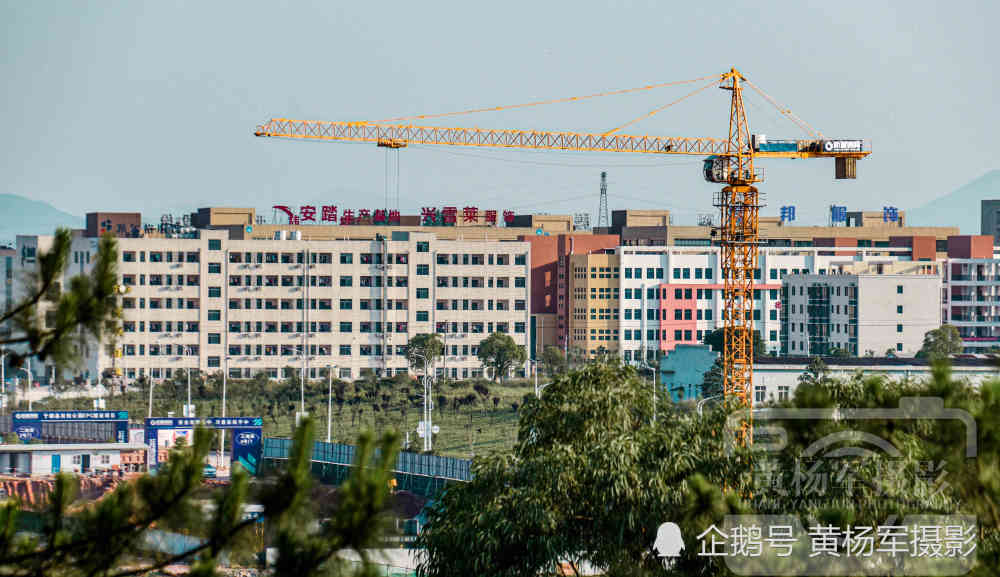 江西于都县工业园区,一座座拔地而起的高楼建筑,于都新城快发展