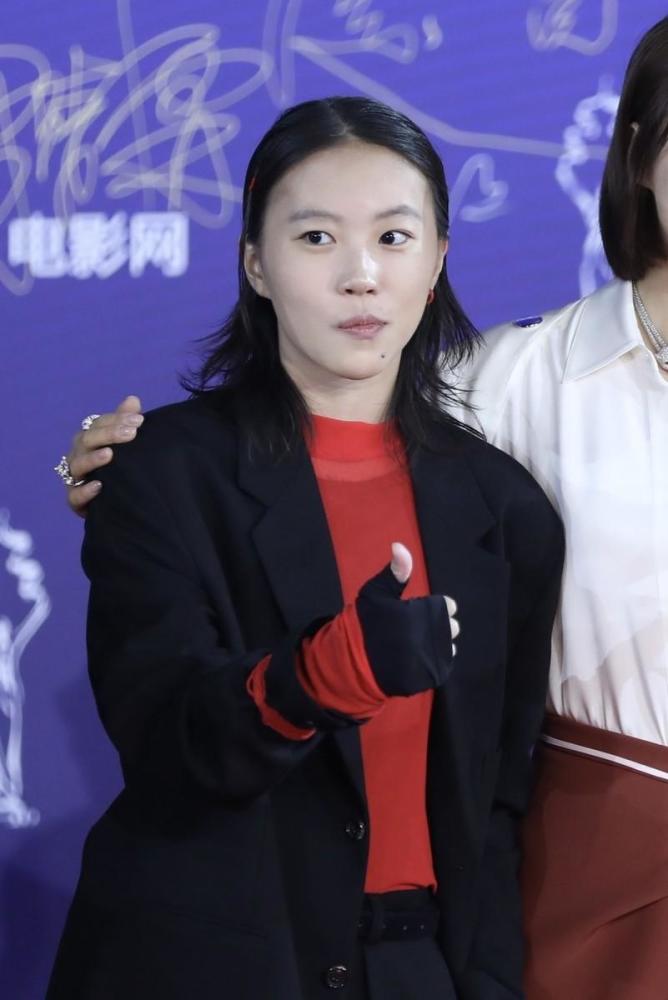 窦靖童终于认真打扮了,宽松西装配红色内搭,伪素颜比王菲更酷 窦靖童终于认真打扮了,宽松西装配红色内搭,伪素颜比王菲更酷