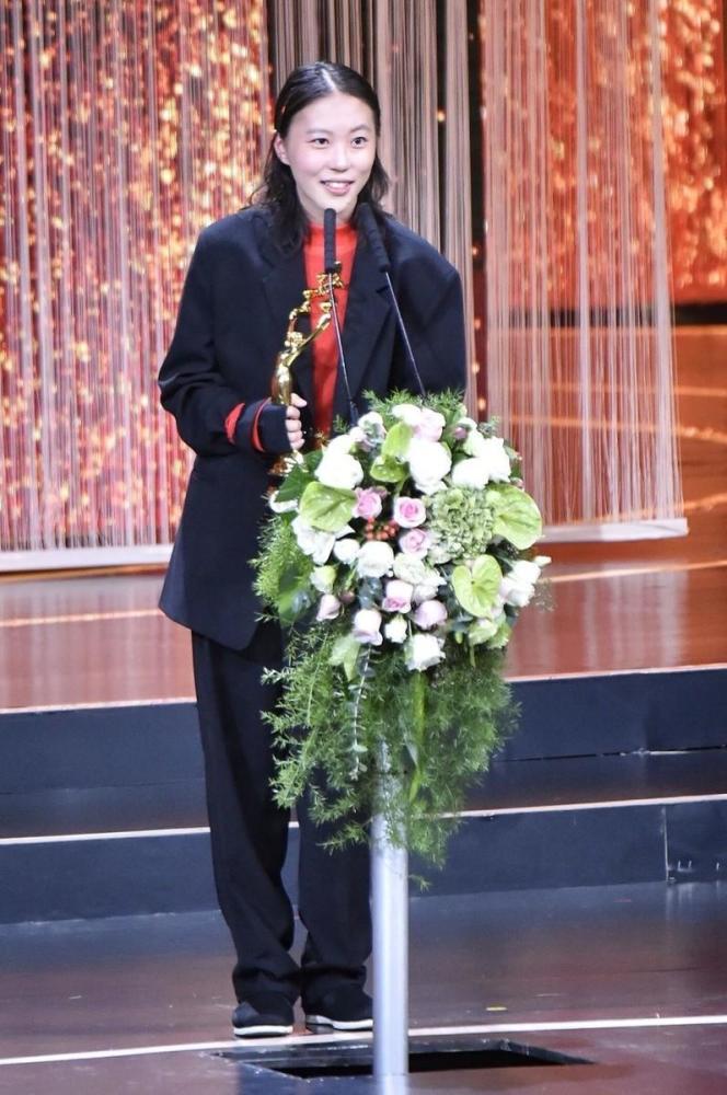 窦靖童终于认真打扮了,宽松西装配红色内搭,伪素颜比王菲更酷 窦靖童终于认真打扮了,宽松西装配红色内搭,伪素颜比王菲更酷