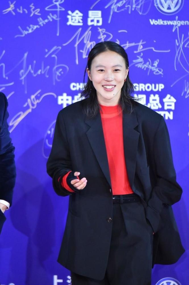 窦靖童终于认真打扮了,宽松西装配红色内搭,伪素颜比王菲更酷 窦靖童终于认真打扮了,宽松西装配红色内搭,伪素颜比王菲更酷