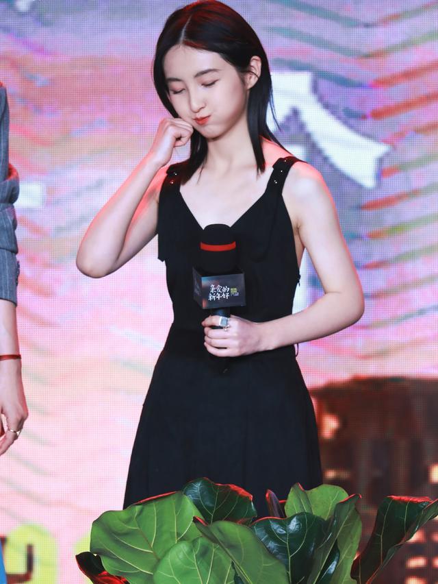 张子枫"发育过猛"?穿抹胸裙秀好身材,女人味十足!