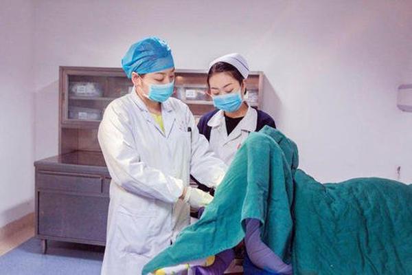 男医生给产妇做内检，能看出什么隐私吗？过来人五字回复