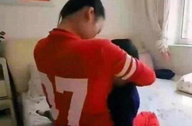 12岁男孩还摸妈妈胸睡觉,妈妈无奈上网求助,网友的话