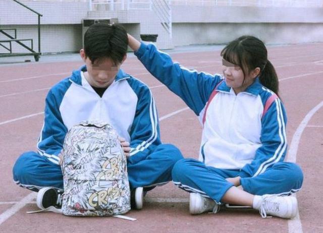 12岁男孩还摸妈妈胸睡觉,妈妈无奈上网求助,网友的话让她反思
