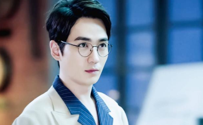 朱一龙老师文质彬彬,戴上眼镜真的是完美演绎"斯文败类"型的男人,这