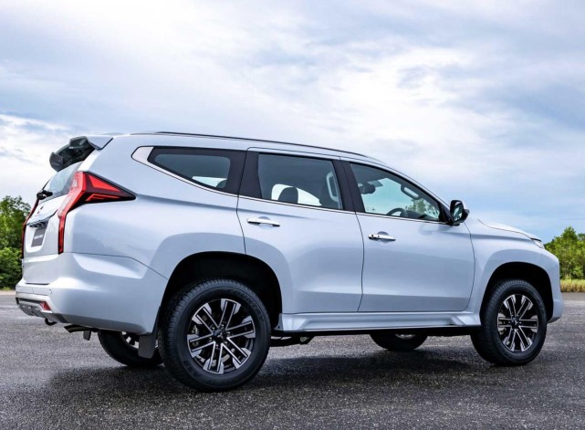 日系又一硬派suv,车长4米7,大7座 v6自吸 四驱,27.98万起