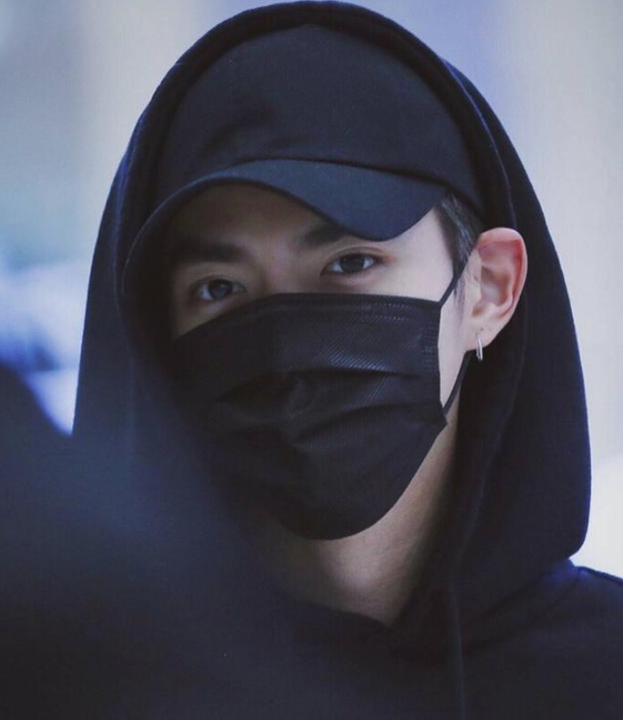 吴亦凡出现在各大机场时都是戴口罩现身的,简单的一个黑色口罩,把他