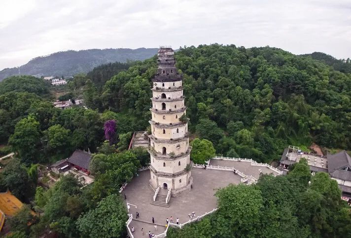 白塔山公园贰分别为翠屏山的百步梯,栈道,千佛寺点击观看翠屏雪景翠屏