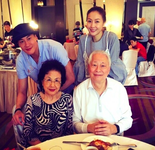何润东超孝顺,昔日吃西餐还带父母,林姵希站着与公婆合影很开心