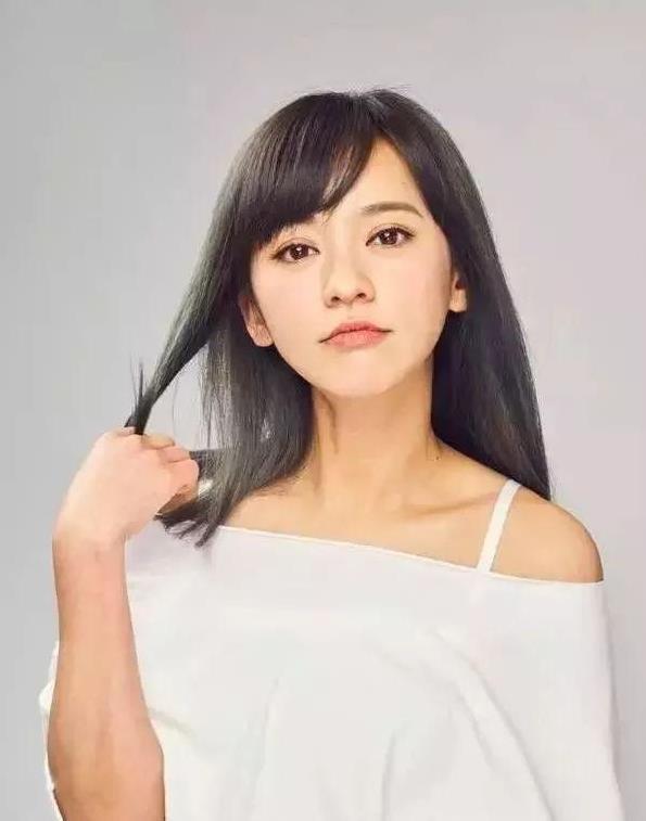 第一位:陈意涵,大家对她印象最深的是她的那张娃娃脸,清新脱俗.