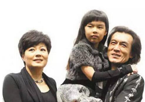 李咏18岁女儿晒哥伦比亚大学offer！小太妹变学霸，李咏真能安心了