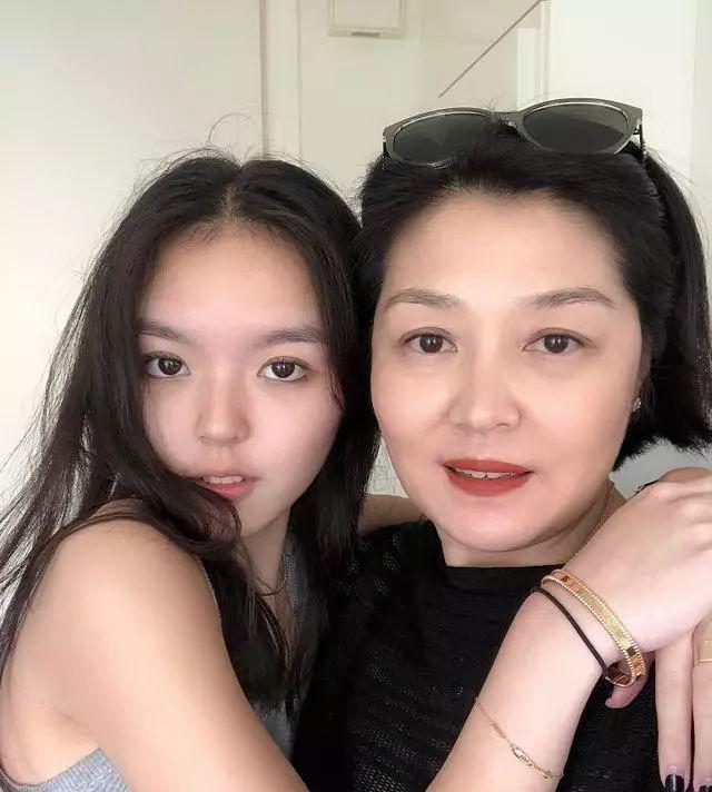 李咏18岁女儿晒哥伦比亚大学offer！小太妹变学霸，李咏真能安心了