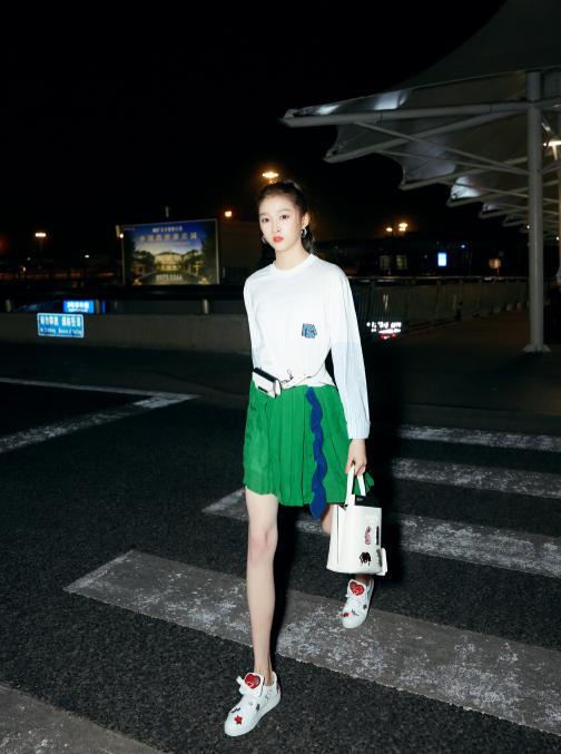 关晓彤身材真好,穿短裤比例好似
