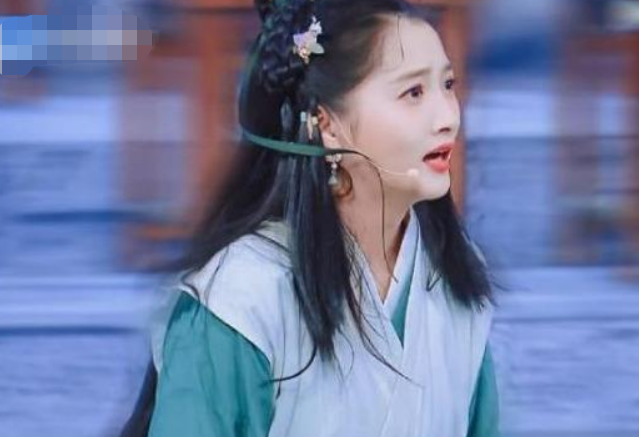 关晓彤到底有多美?看妈妈神仙颜值便知晓,网友:感谢不