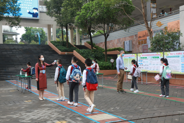 梅华中学疫情防控小组人员进入指定岗位,模拟学生入校体温检测等场景