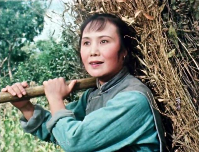 在还没有出版之前,她的妹妹白杨就已经读过了原稿,并且爱不释手,一股