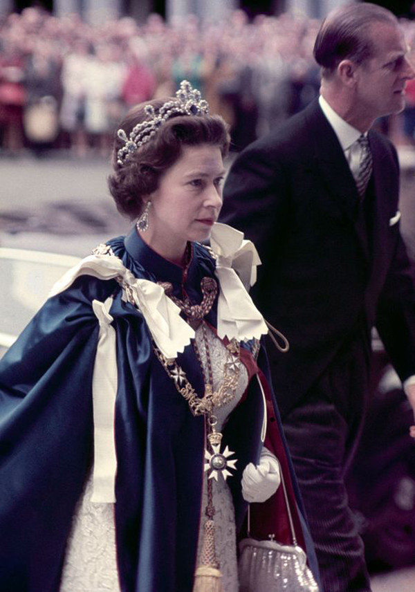 英女王年轻时太美了!穿"奢华"礼服太惊艳,比女星走红毯都时髦