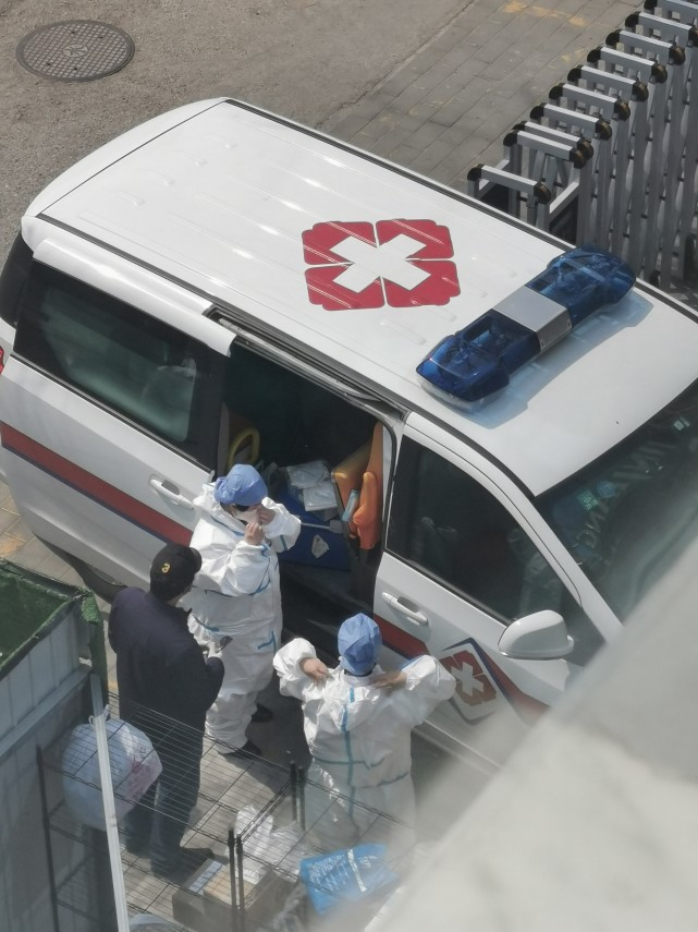 救护车上下来的医护人员.