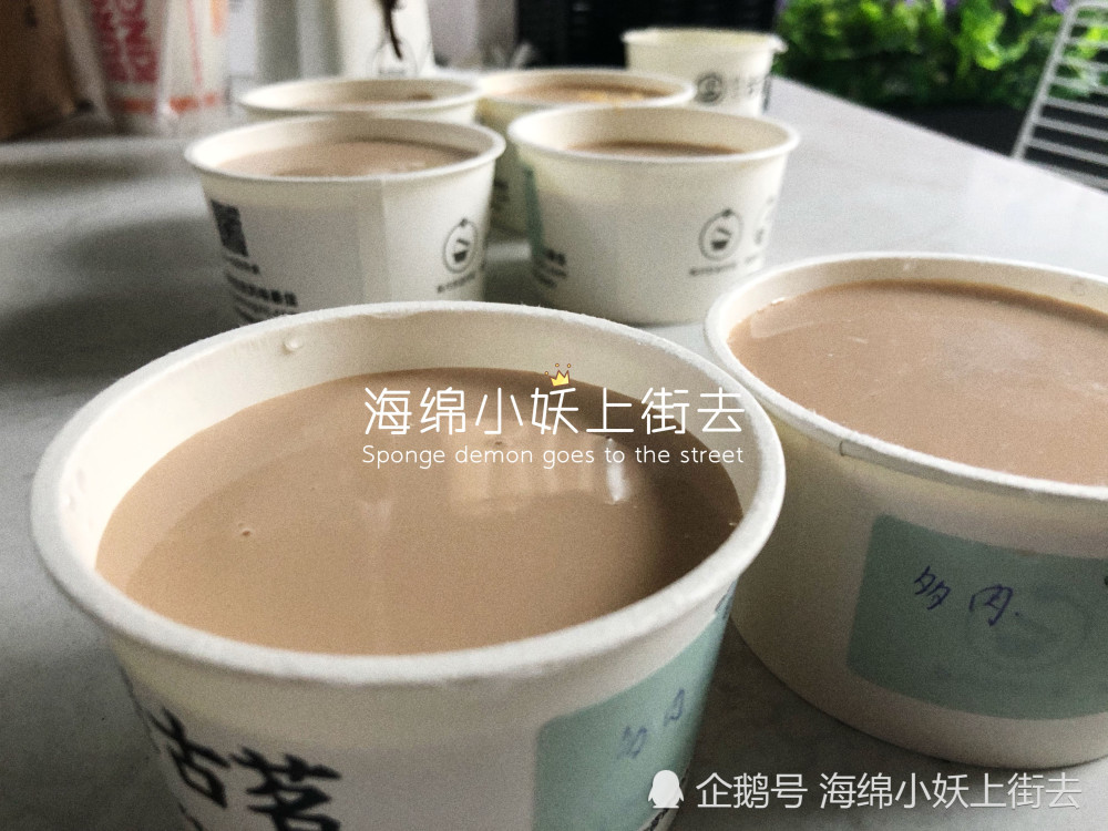 女孩花一杯的钱,喝到了五杯不同口味的奶茶,get奶茶新