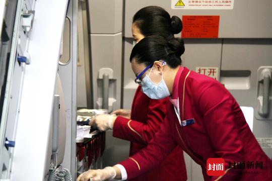 10,喷涂重庆航空标志的一架民航班机顺利降落在北京大兴国际机场,标志