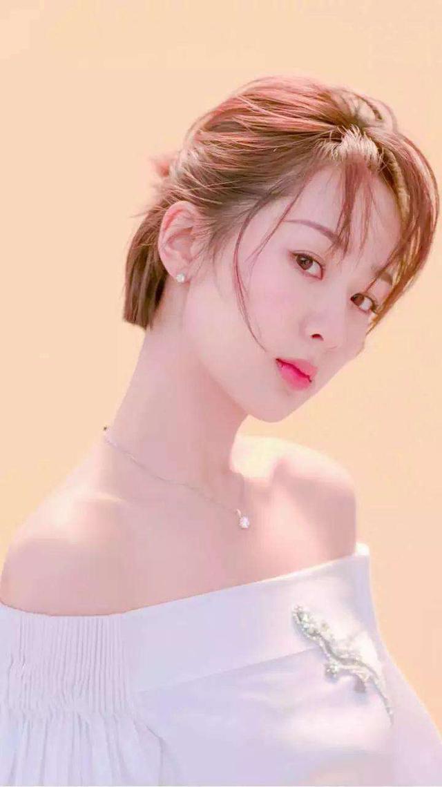 杨紫身穿抹胸礼裙尽显女神范,身材跟开挂了似的,网友