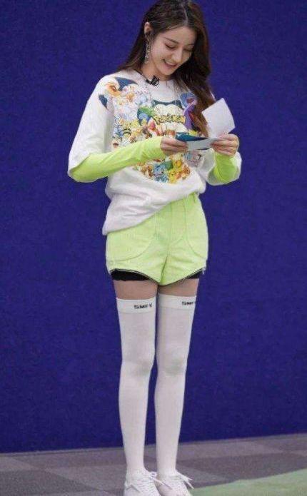 迪丽热巴没有穿裤子,直接穿着长长的白袜子,网友:大长腿就是任性