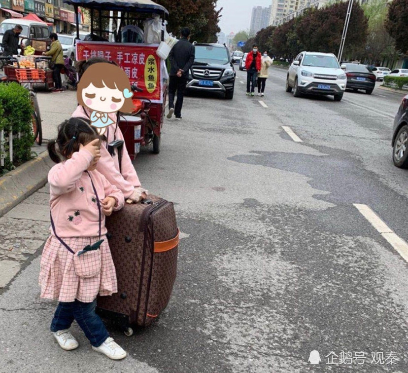 咸阳两小女孩拉行李箱帮奶奶捡废品感动网友