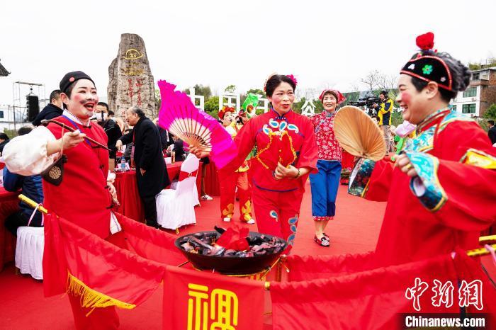 图为"火鼎公婆"民俗表演. 刘超超 摄