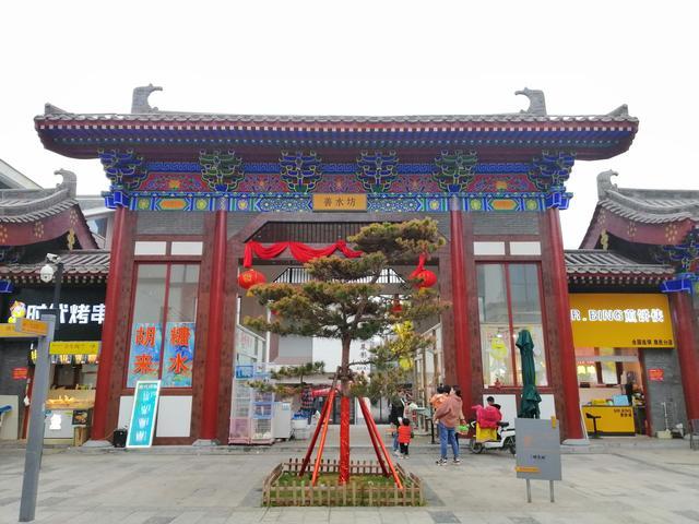 鹿邑明道城,高墙灰瓦的建筑下是现代化商铺,然而游客